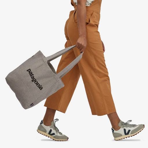 Patagonia Recycled Oversized Tote Fitz Roy Icon / Farrier Stripe Forge Grey One Size B6_GVM3ZIYH Patagonia Recycled Oversized Tote Fitz Roy Icon / Farrier Stripe Forge Grey One Size B6_GVM3ZIYH